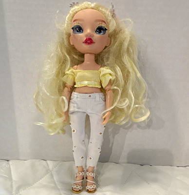 Delilah Fields from Rainbow High series 4 featuring her signature outfit