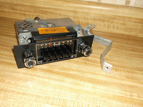 NEW NOS Original 1973 73 Ford Truck AM Pushbutton Radio w/ Knobs & Brackets OEM - Picture 3 of 16