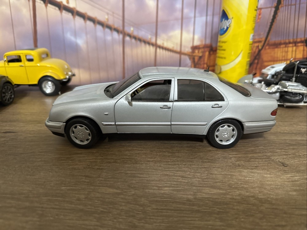Sun Star 1/18 Scale Diecast Mercedes Benz E-class Silver