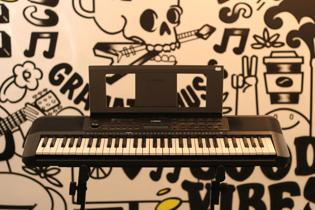 YAMAHA 電子キーボード PSR-E273 61鍵盤　M2378 Amazon.com: Yamaha, 61-Key PSR-E273 Portable Keyboard (Power