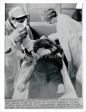 1972 Pat Nixon Peking Hospital Peking Operation Tour Wirephoto Vintage 6x8
