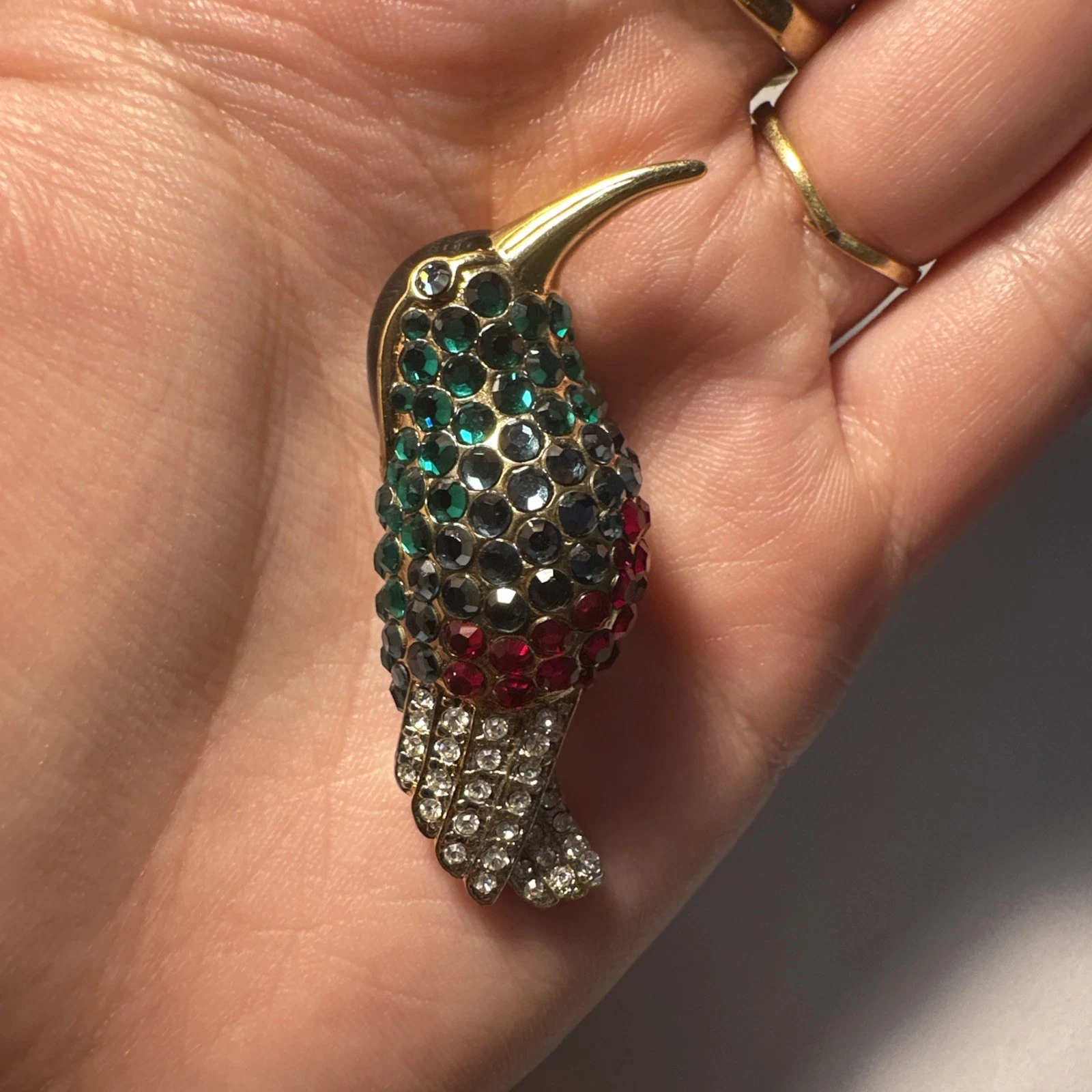 Broche Colibri, Doré, Strass Vert , Bleu , Rouge Et Blanc Bijoux Fantaisie