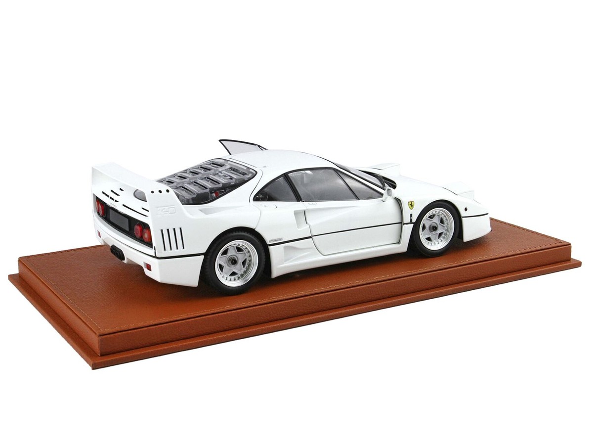 FERRARI F40 WHITE W/DISPLAY CASE 1/18 DIECAST MODEL CAR BY