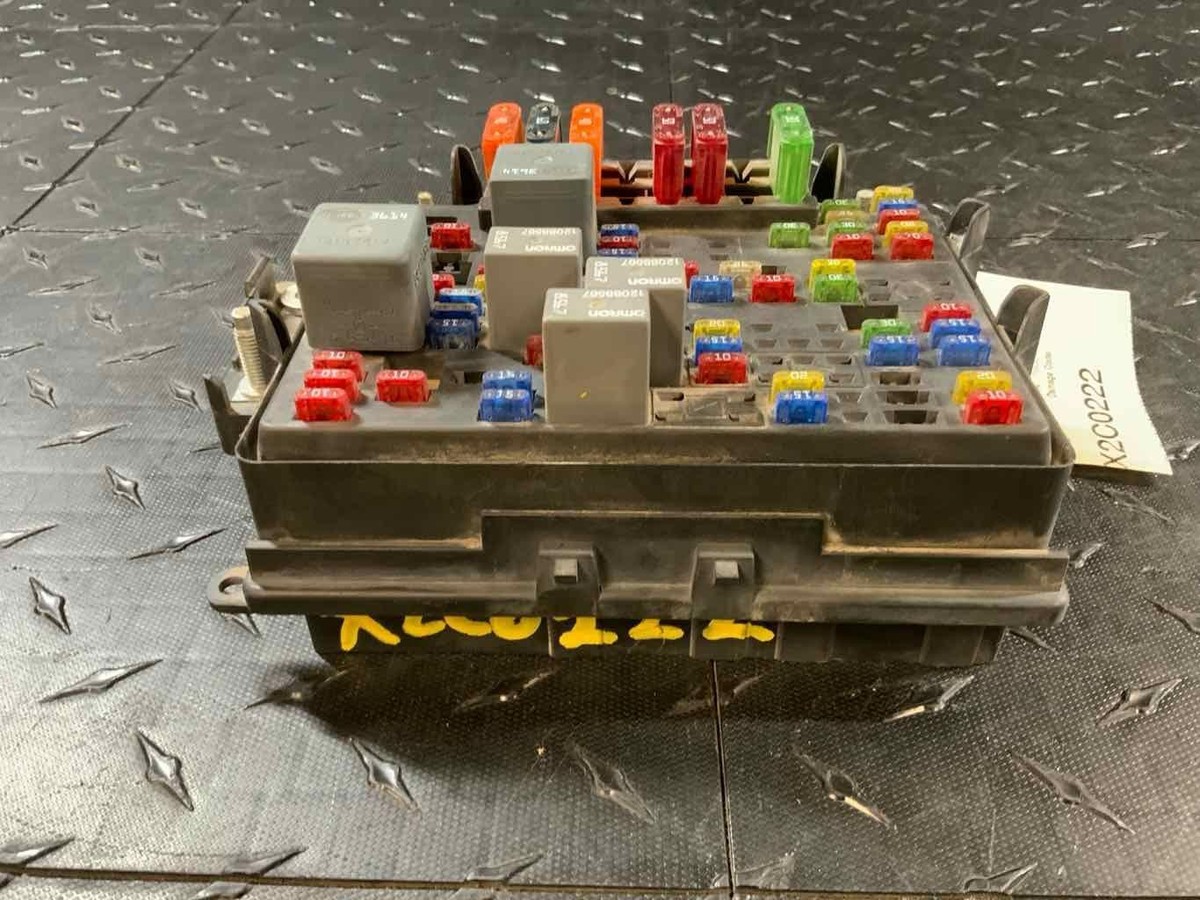 2000-2002 Chevy Silverado 1500 Engine Fuse Box 5.3L Vortec