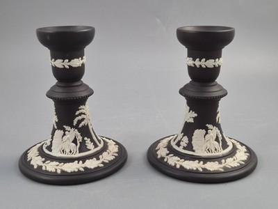 Wedgwood mattschwarz Jasperware Kerzenständer mit weißen klassischen Reliefs, 1965