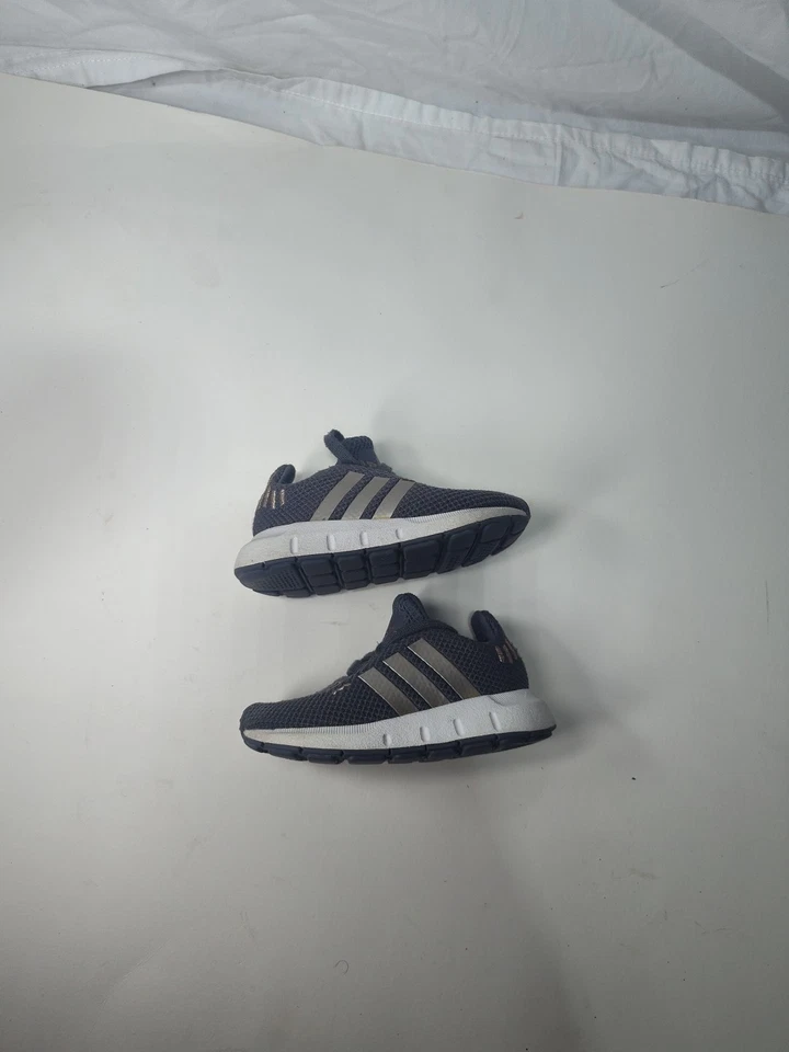 Adidas Swift Run CQ2703 niño pequeño talla 5k Foto 3 de 4