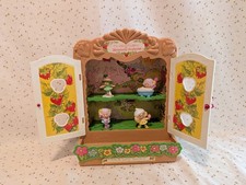 Vintage Strawberry Shortcake Wonderful World Cabinet Doll House w/ 4 Figures