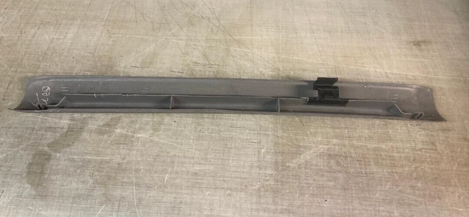 2003-2005 BUICK CENTURY ЛЕВЫЙ ЗАДНИЙ ПОРОГ ПЛАСТИНА P/N 10405441 ПОДЛИННЫЙ OEM GM ДЕТАЛЬ - Изображение 2 из 4