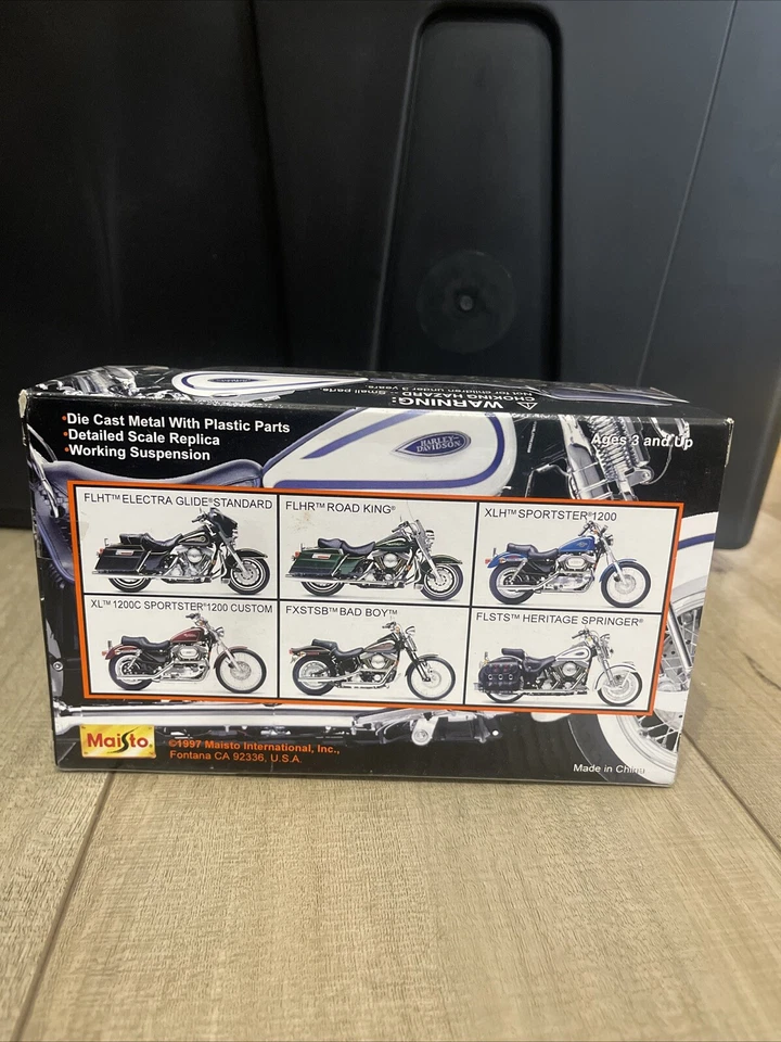 Maisto Harley-Davidson 1997 FLSTS Heritage Springer vermelho e branco escala 1:18 caixa - Imagem 2 de 2