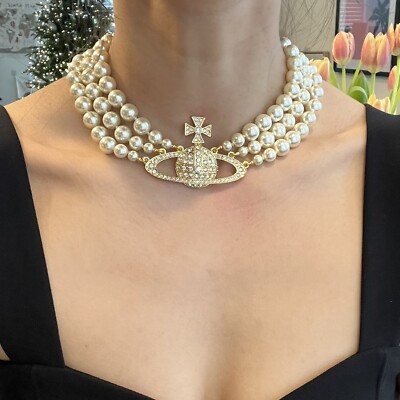 【Vivienne Westwood】ThreeRow FauxPearl Bas Reliefチョーカー Vivienne Westwood Three Row Pearl Bas Relief Choker - With