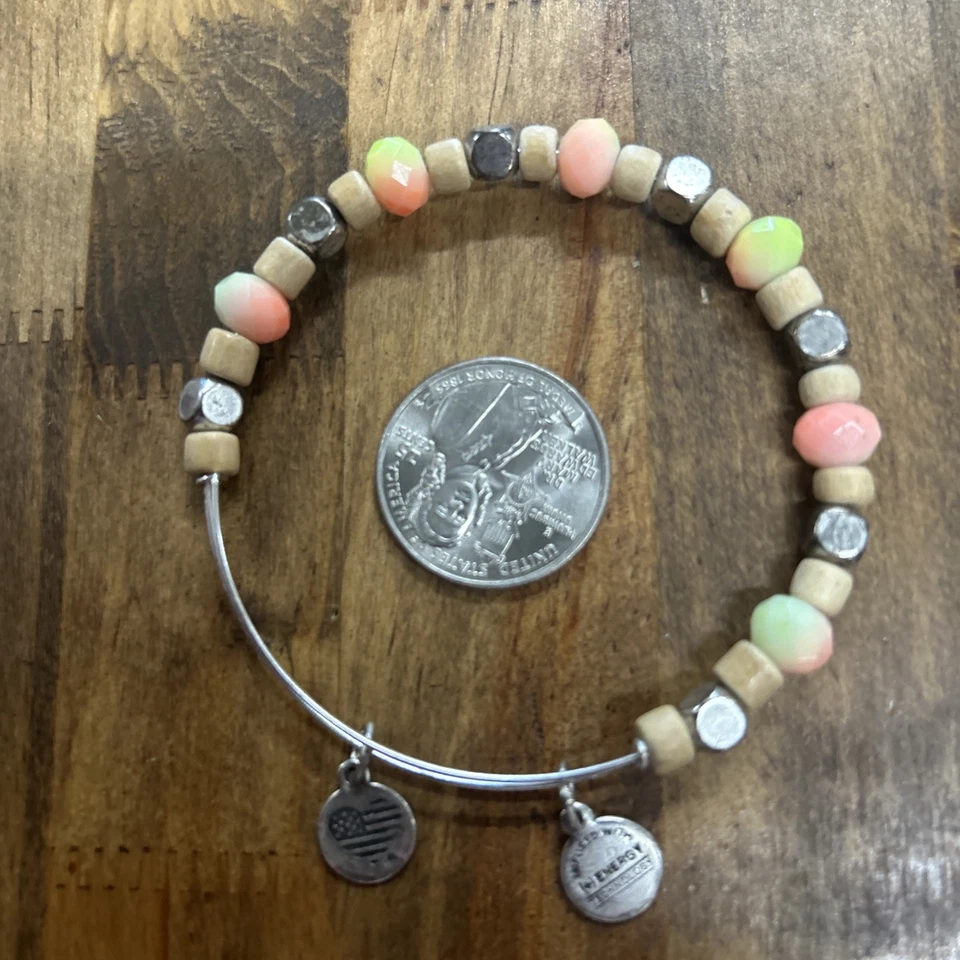 Pulsera con cuentas Alex & Ani verde lima y rosa/madera/metal “sorbete” Foto 2 de 4