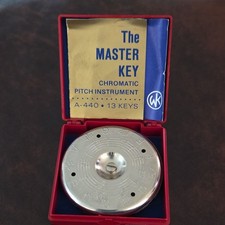 WM. Kratt Co The Master Key A-440 13 Keys Chromatic Compact Tuning Pipe Metal