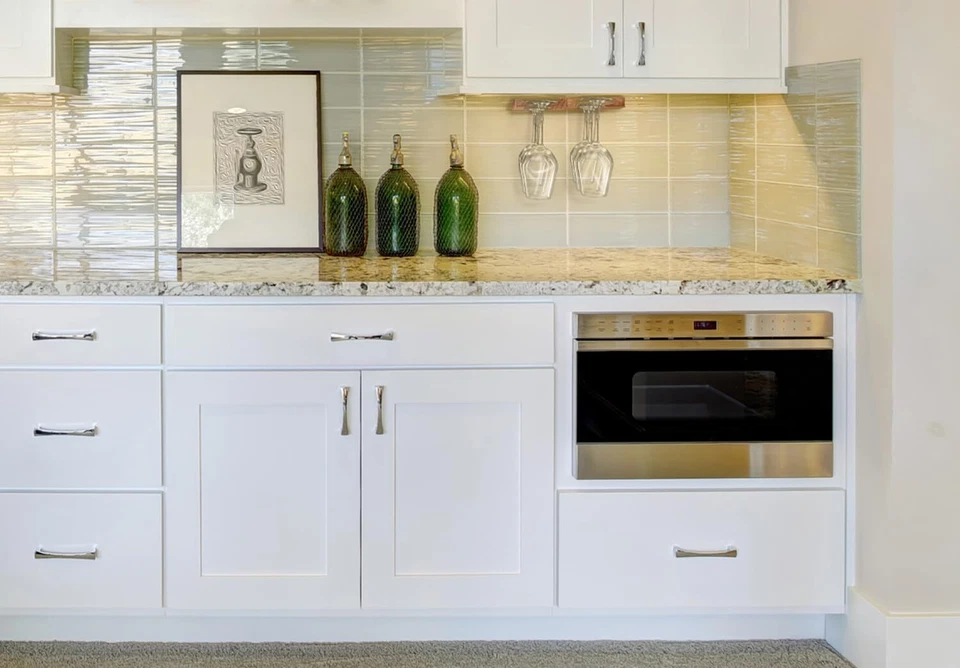 Soporte de copa de vino de madera montado debajo del gabinete Fox Run 11 x 7 x 0,75 inc... Foto 3 de 4