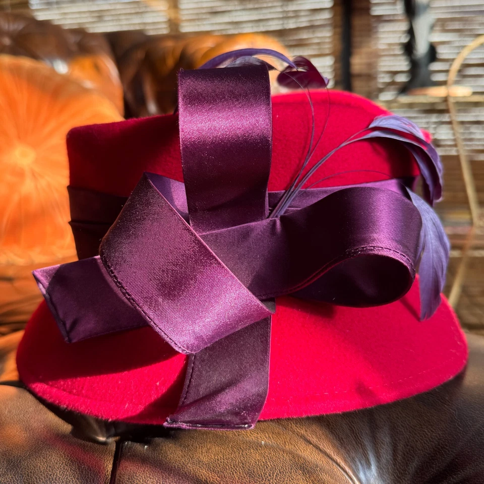 Sombrero vintage rojo lana púrpura seda lazo estilo derby para mujer Foto 2 de 4