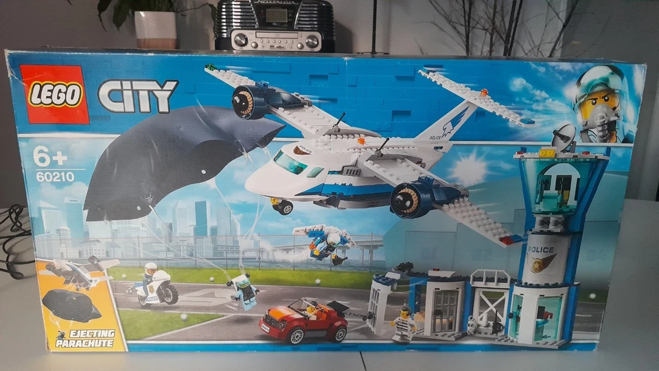 LEGO City 60210 Sky Police Air Base, photo 1 sur 2