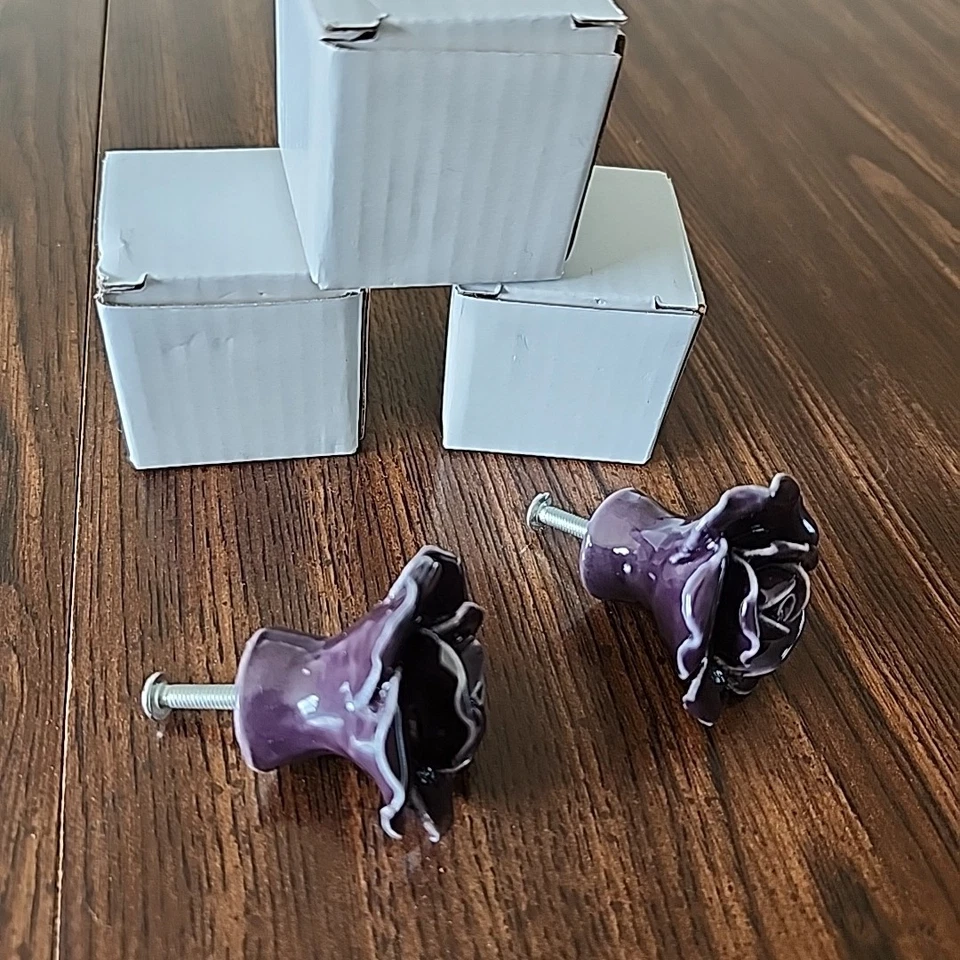 Juego de 5 perillas de extracción de cajones de cerámica púrpura rosa brote flor tocador nuevo de stock Foto 3 de 4