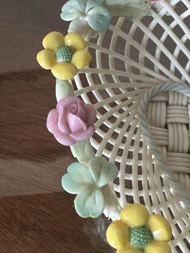 Belleek geflochtener Herzkorb mit Blumen am Rand Netzgitter - Bild 5 von 15