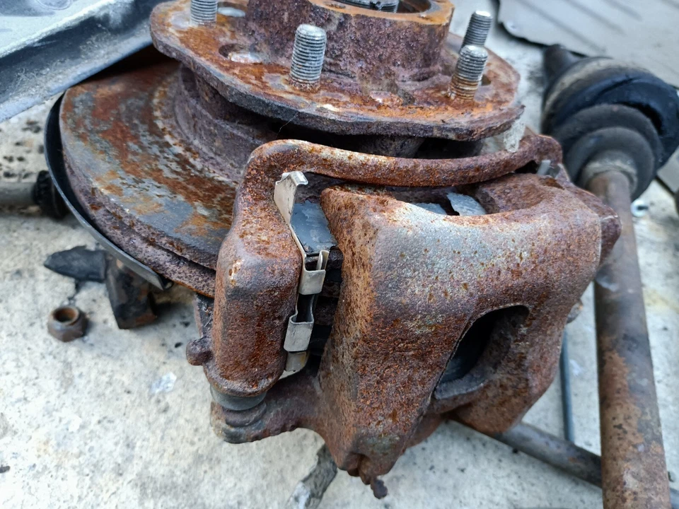 83 720 PINZA FRENO DELANTERA DERECHA NISSAN USADA 4x4 NO CARROCERÍA RÍGIDA Foto 2 de 4