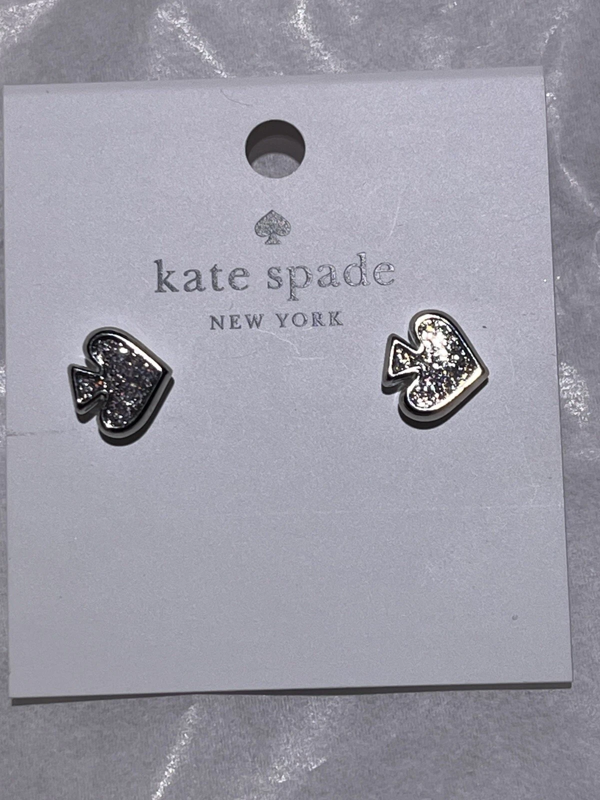 Borchie smaltate argento glitter Kate Spade Everyday Spade.