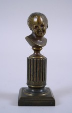 Brąz XIX wiek - śmiejące się dziecko na cokole