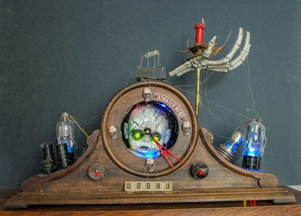 Reloj de abrigo de Halloween - Radio (inmitación) con cabeza encogida y ojos esmeralda brillantes Foto 3 de 4