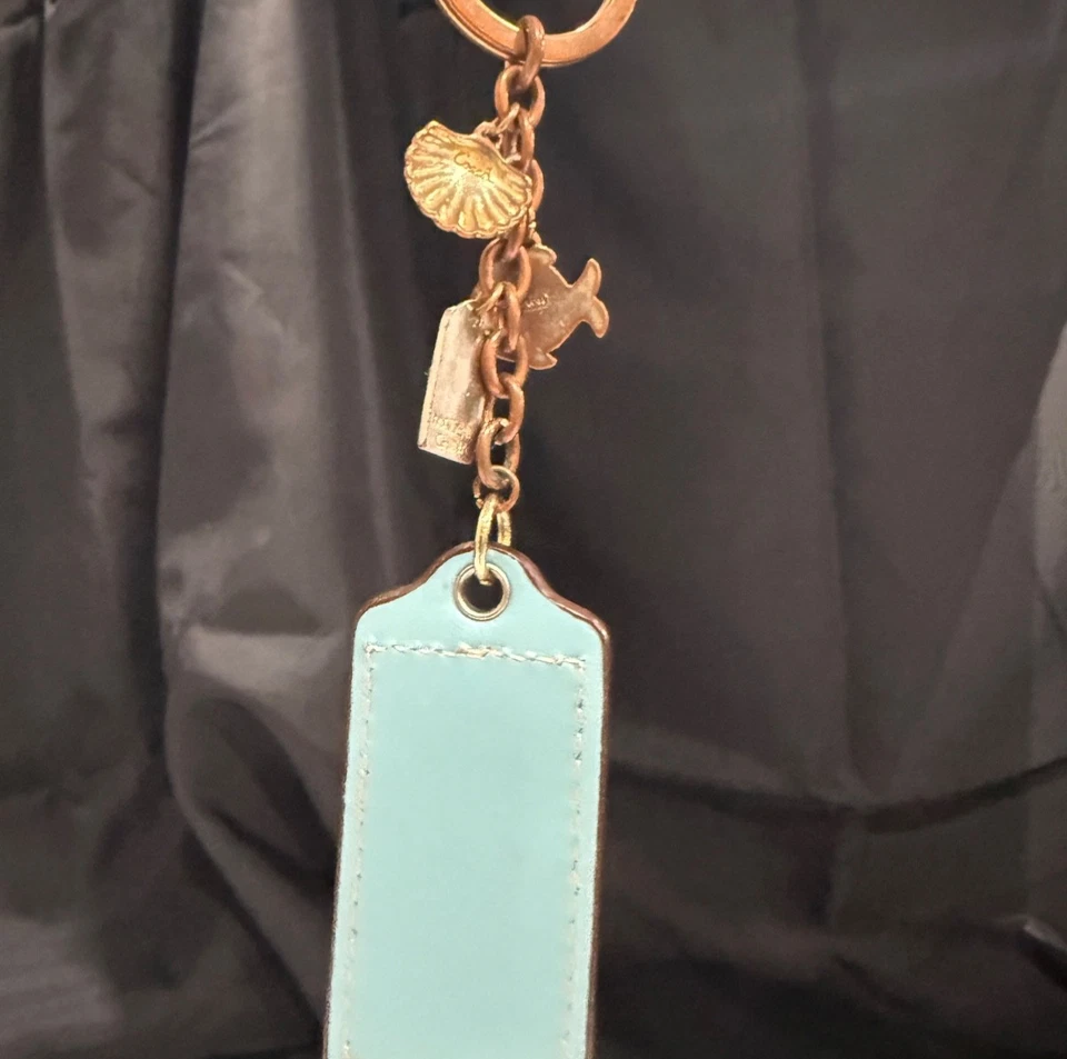 Llavero de playa náutico Coach de colección emparejado con patente turquesa cartera etiqueta colgante Foto 3 de 4