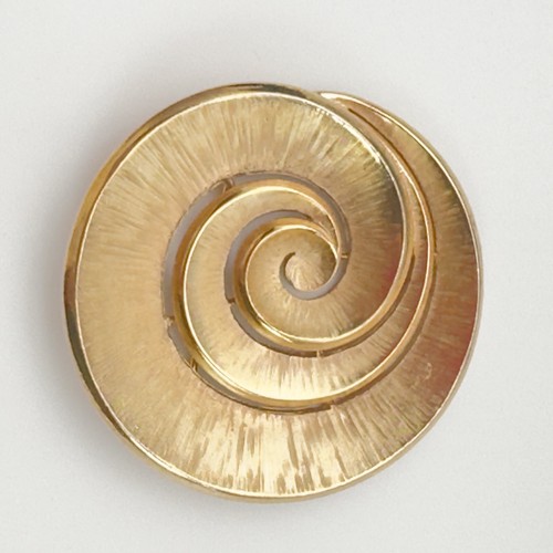 Trifari Crown Vtg Gold Tone Swirl Signed Seashell Brooch Pin  2”x 2” #521 - Picture 1 of 3