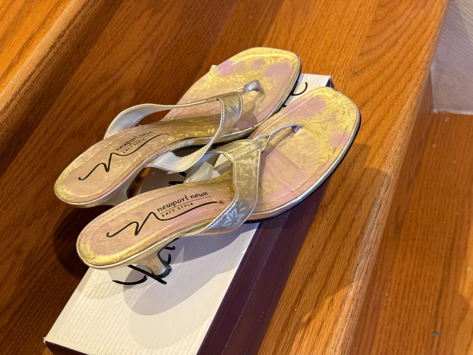 Vintage Newport News Easy Style Gold Floral Kitten Heel Thong Sandals Size 8.5