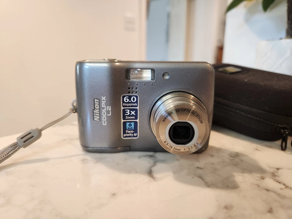 Nikon Coolpix L2 6.0MP Compact Digital Camera Gray | TESTED And WORKS - Image 2 of 4
