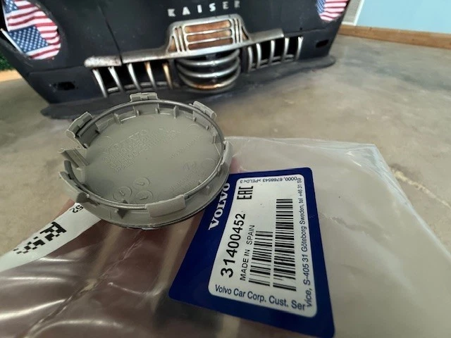 (1) New Genuine Volvo Center Wheel Cap - 31400452 same as dealer - Image 3 of 4