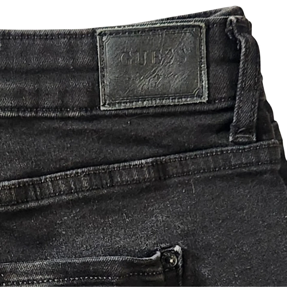 Pantalones Cortos de Jean GUESS Talla 32 Negros con Rosa Rosa Bordados Tiro Alto Dobladillo con Puños Foto 2 de 4