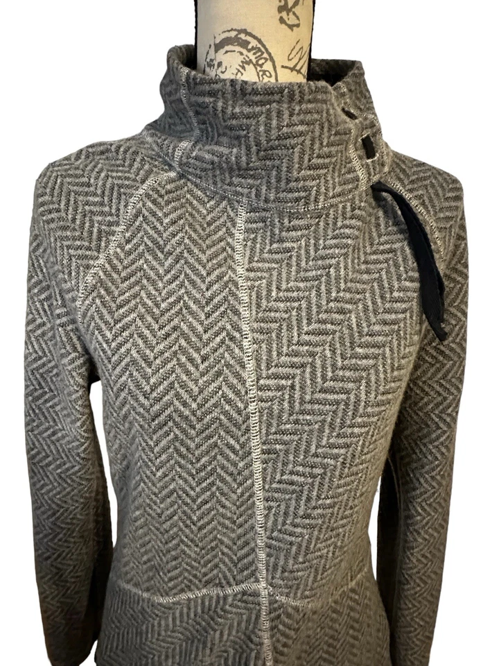 Suéter Prana Mattea Para Mujer Cuello Embudo Lana Chevron Gris/Negro Talla Grande Nuevo Foto 2 de 4