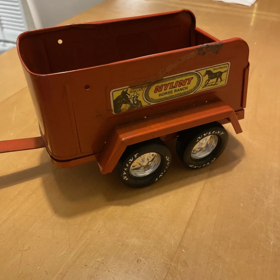VINTAGE NYLINT PRESSED STEEL BROWN RED HORSE RANCH TRAILER BLUE MAJESTY - Image 2 of 4