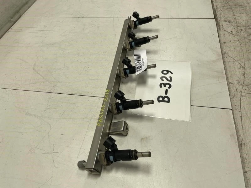 Volkswagen Passat SE 2012 carril inyector de combustible con inyectores se adapta a Jetta 05-14 OEM+ Foto 3 de 4