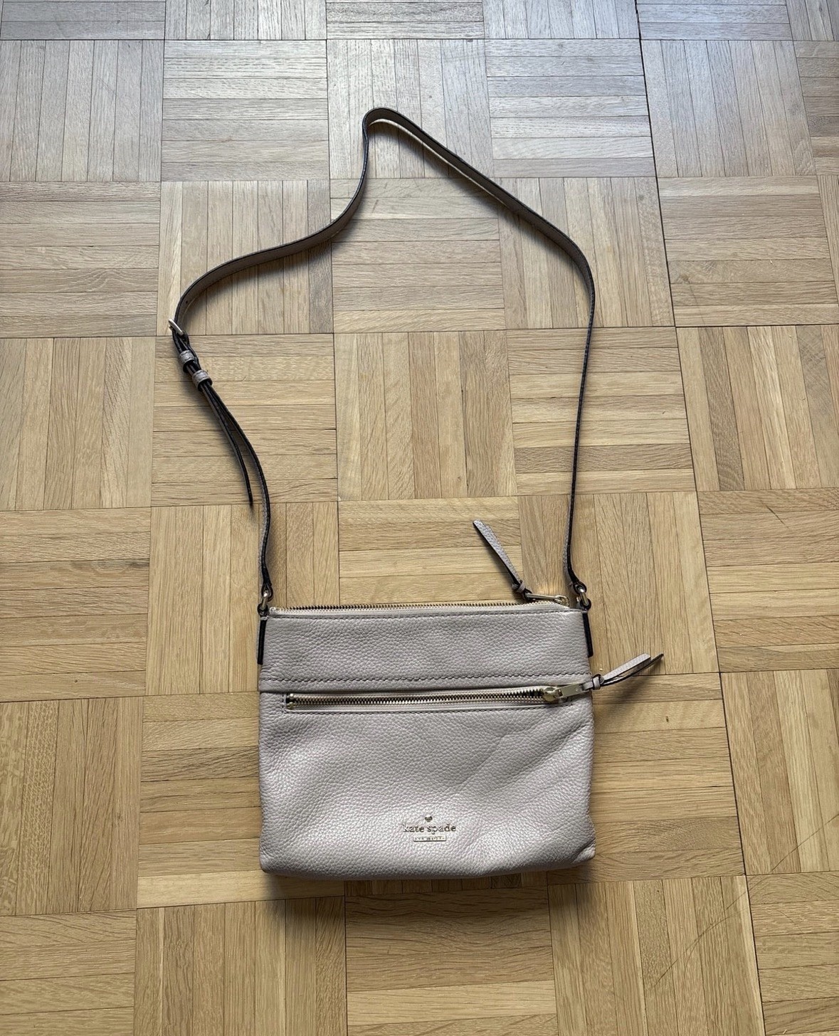 Kate Spade New York Beige Pebbled Women's Crossbody Bag with Logo & Zipper thumbnail 2