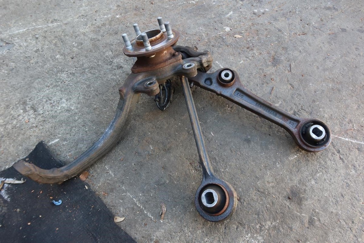 イタリア 2015-2023 Dodge Challenger OEM Front Right Passenger Knuckle