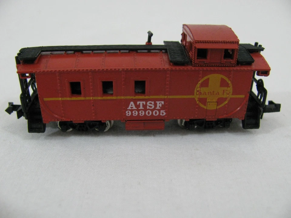 Model Power N Scale 999005 Santa Fe Offset Cupola Caboose #3272 VG - Image 3 of 4