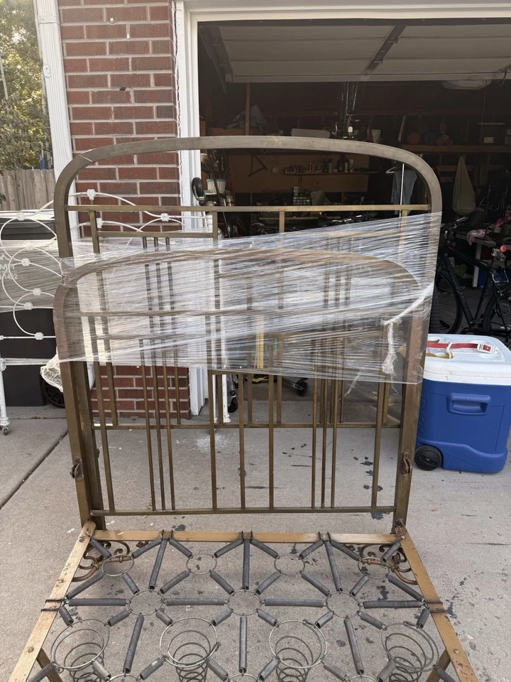 Marco de cama doble Art Deco europeo de latón anterior a la Segunda Guerra Mundial Foto 2 de 3