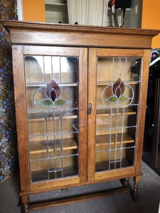 Antique-2-DOOR-ENGLISH-OAK-BARLEY-TWIST-LEGS-BOOKCASE-W-Leaded-Glass-Doors