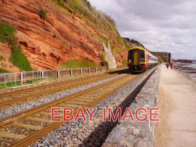 FOTO ROTE SANDSTEINFELSEN BEI DAWLISH DER BERÜHMTE ROTE SANDSTEIN VON DEVON ZEIGT SICH