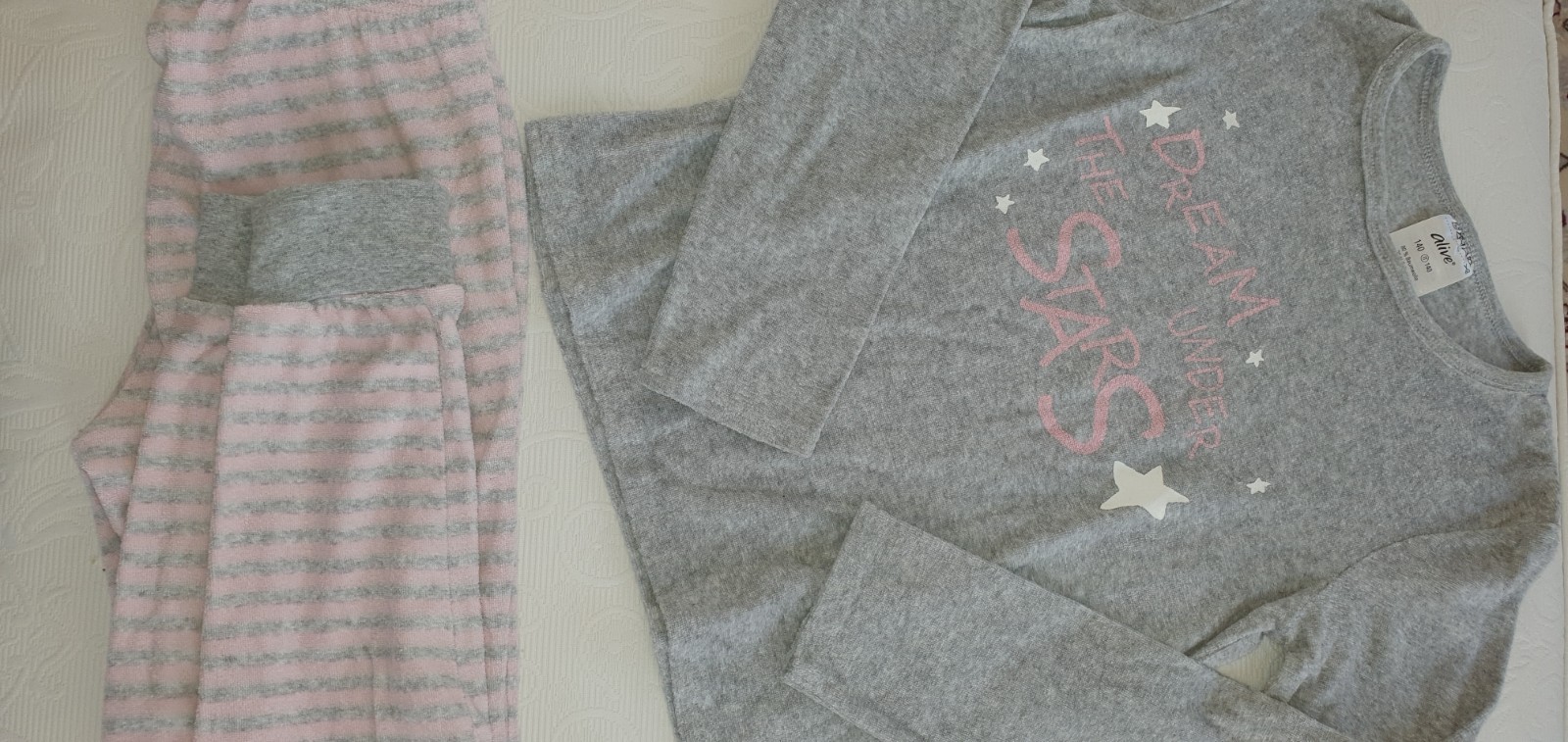 SCHLAFANZUG; PYJAMA; GR. 140, FROTTEE; STARS
