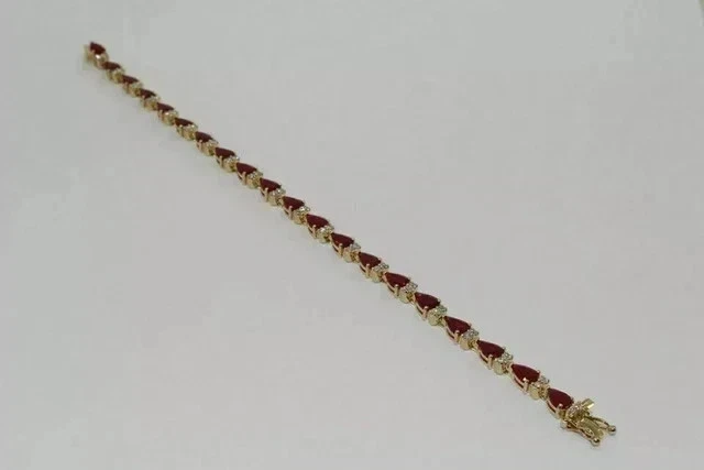 Brazalete de tenis para mujer enchapado en oro amarillo de 14 quilates con rubí y diamantes talla pera de 5 quilates Foto 2 de 4