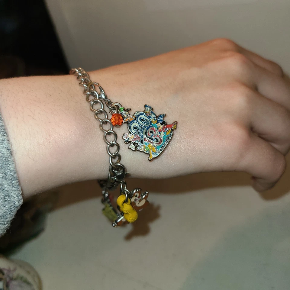 Pulsera Disney Charm 2013 3 Charms Chippendale, Campana, 2013 Charm Disneyland Foto 3 de 4