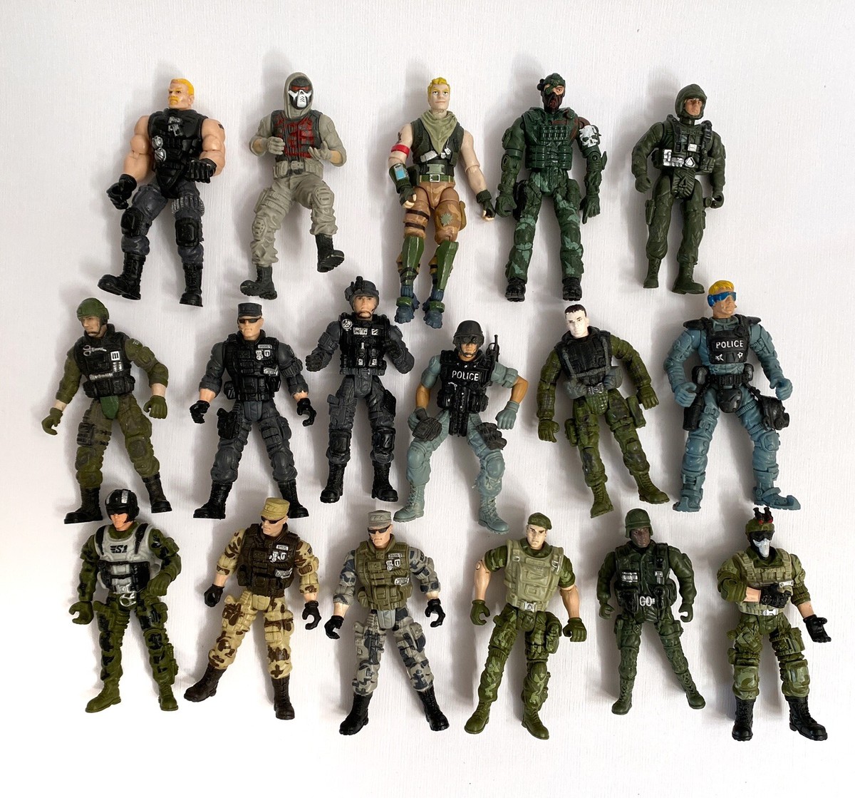 Mixed lot of 17 Military Action Figures Army Marine Chap Mei