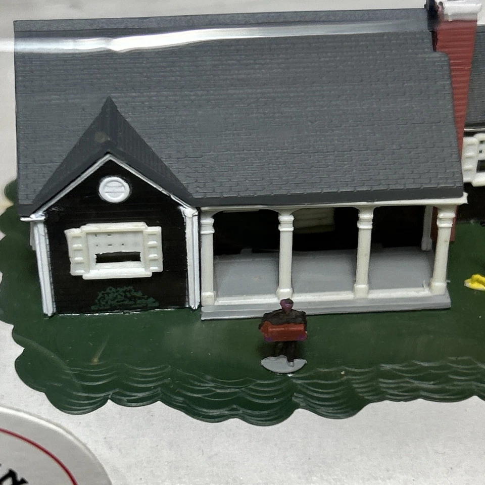 Bachman N Scale Railroad Buildings New England Ranch 45814 w/ Figures - Image 3 of 4