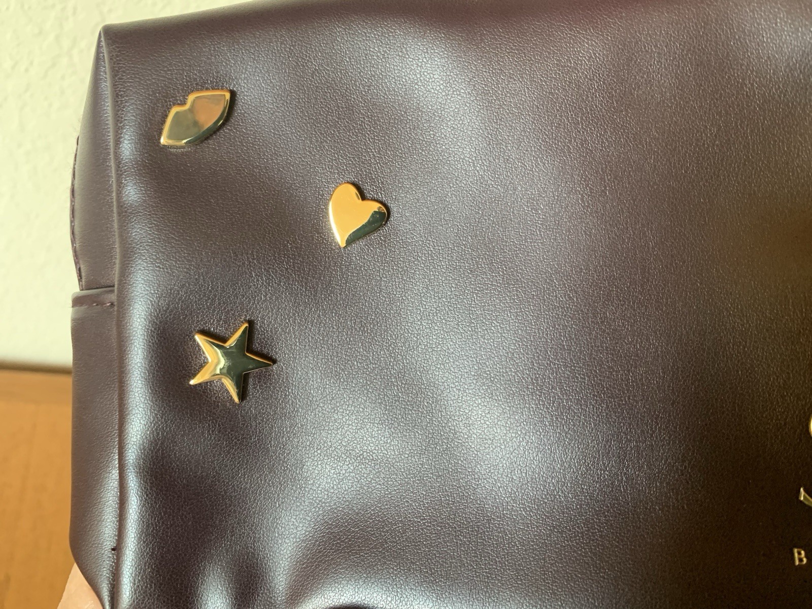 YSL YVES SAINT LAURENT BEAUTE viola con ciondoli oro borsa trucco borsa pochette