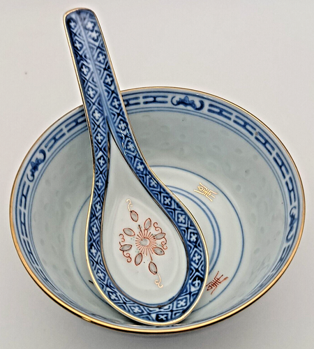 CUENCO Y CUCHARA DE PORCELANA CHINA DE COLECCIÓN, PATRÓN DE ARROZ, BORDE DORADO, MARCADO, c1975 en muy buena condición - Imagen 2 de 11