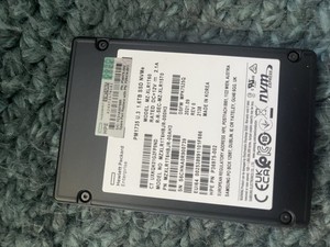 HPE PM1735 1.6TB NVMe 2.5in Internal SSD Hot Swap MZ-XLR1T6T0