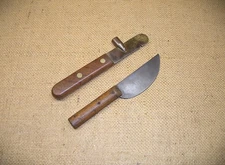 2 VINTAGE ORIGINAL TOBACCO CIGAR MAKERS KNIVES DEXTER PIPE FACTORY ANTIQUE PIPE