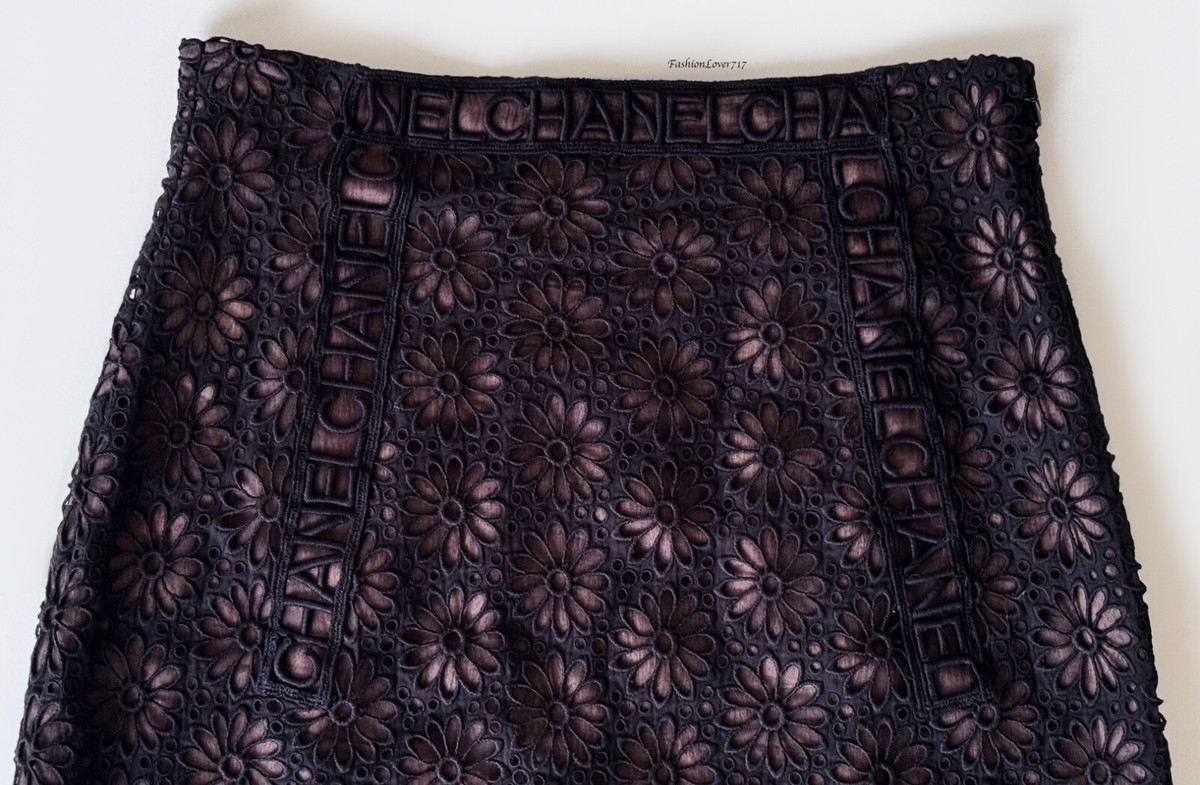 NEW CHANEL 21S BLACK EMBROIDERY LACE CC LOGO RUNWAY SKIRT 36